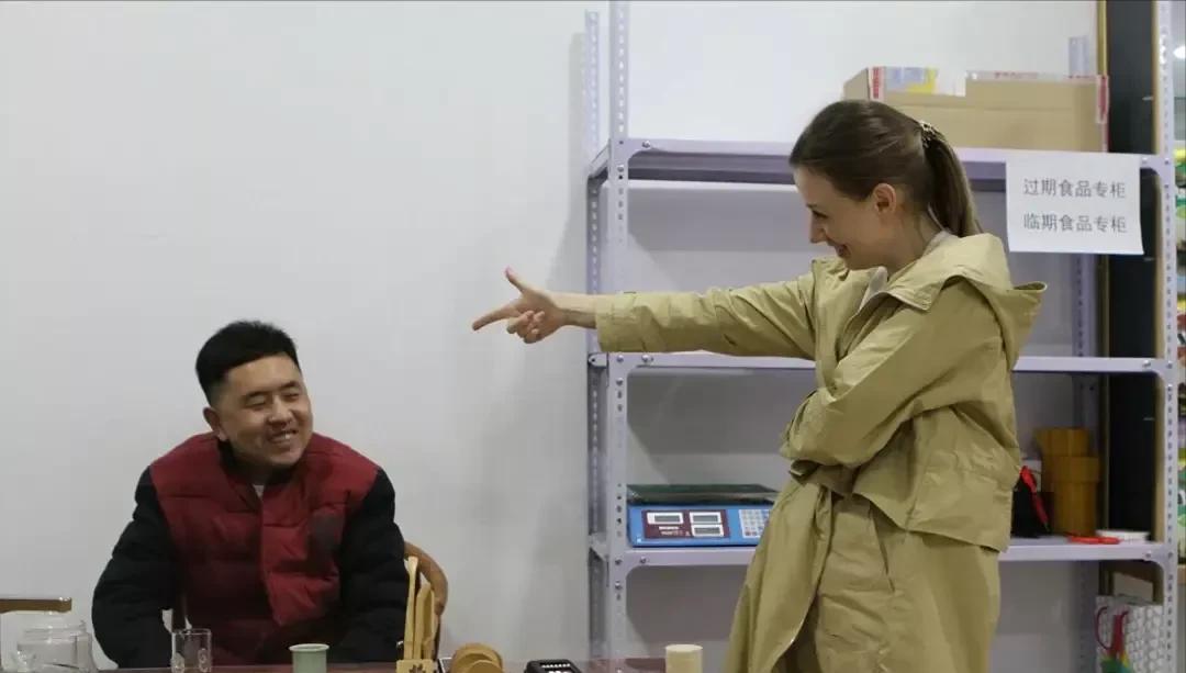 2012年，23岁俄罗斯女子不幸患上脑瘤。她难过地对比她大8岁的中国丈夫说：“我