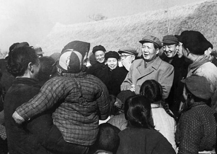 毛主席一生光明磊落，却有三个不为人知的小习惯...
 
第一个习惯，走到哪都不肯