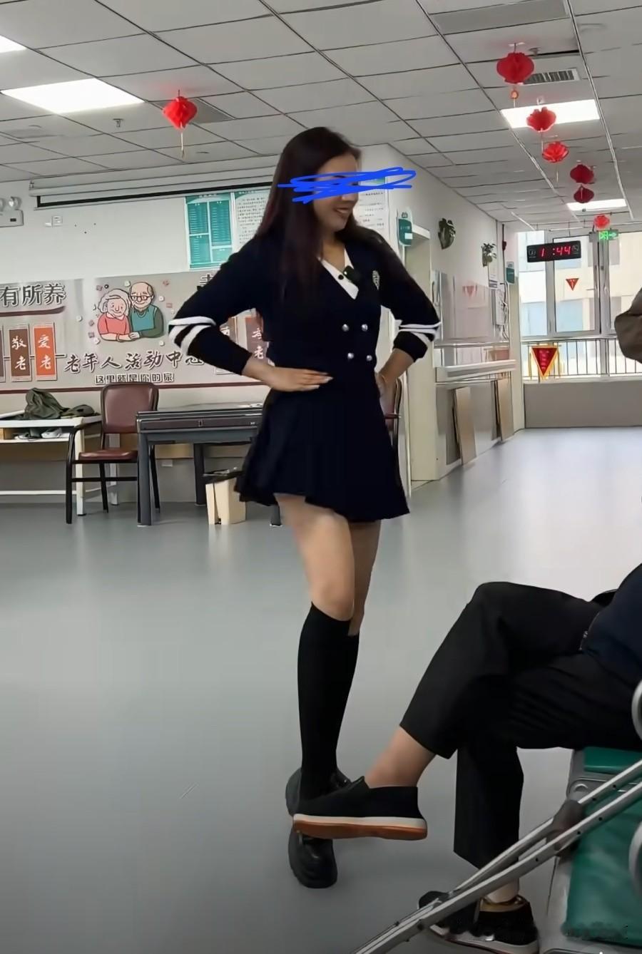 美女院长在养老院跳舞，逗老人家开心，哄老人吃药
近日，一段河南安阳养老院-一美女