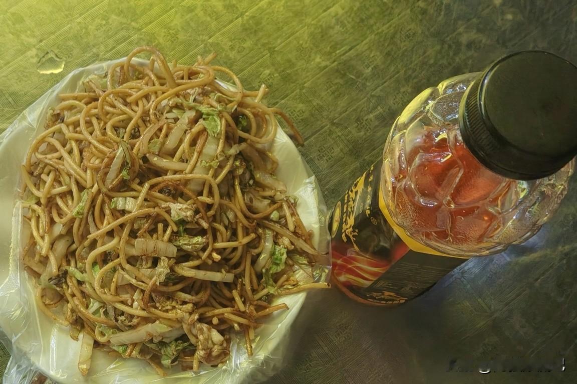 去东莞东站的时候，我在附近小店发现超划算的美食组合。一份炒面才12元，量大味足，