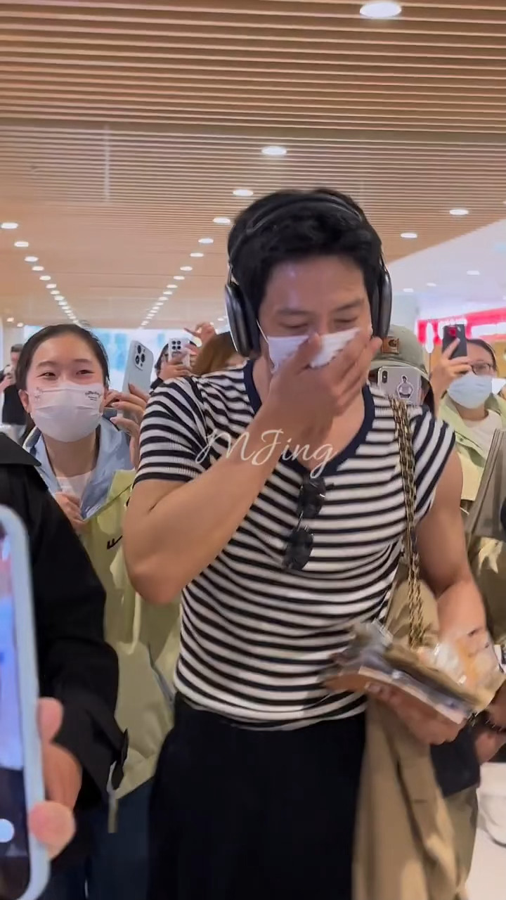 “哥，还有十天母亲节了，提前祝你母亲节快乐！”哈哈哈哈哈哈哈胡巴妈井柏然彻底绷不