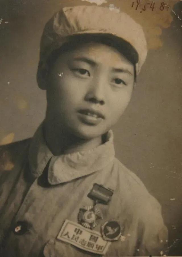 抗美援朝中，女护士被美军的炮弹炸瞎了双眼，当场晕厥。醒来后，她听到美军在自己身边
