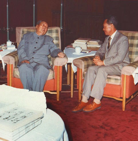 1976年5月12日，毛泽东会见新加坡总理李光耀。三个多月后他病逝。 