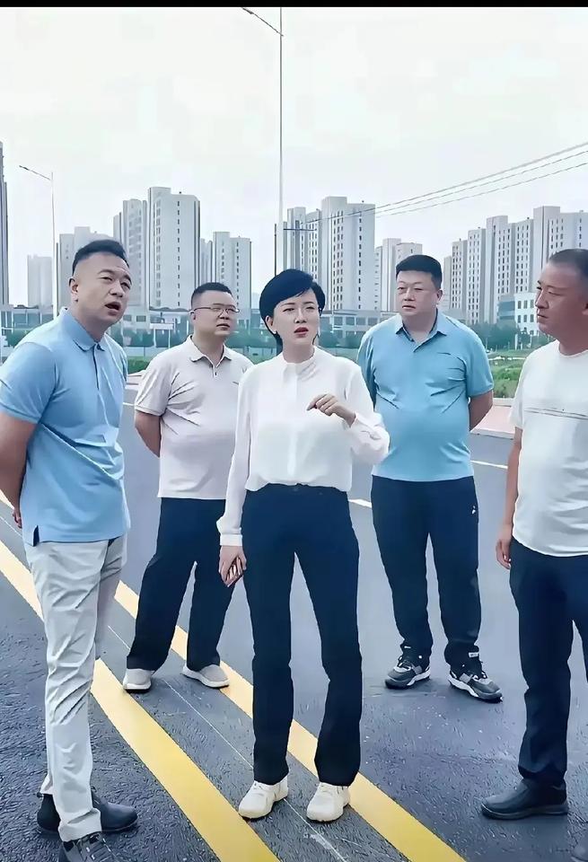 这个女人是什么级别呢，一群男人围着她。