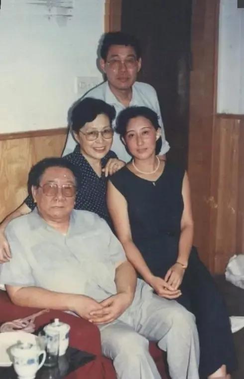 王铎：一个铁道女游击队员的背影
是的，她叫刘真骅，我叫她刘阿姨。她是刘知侠的夫人