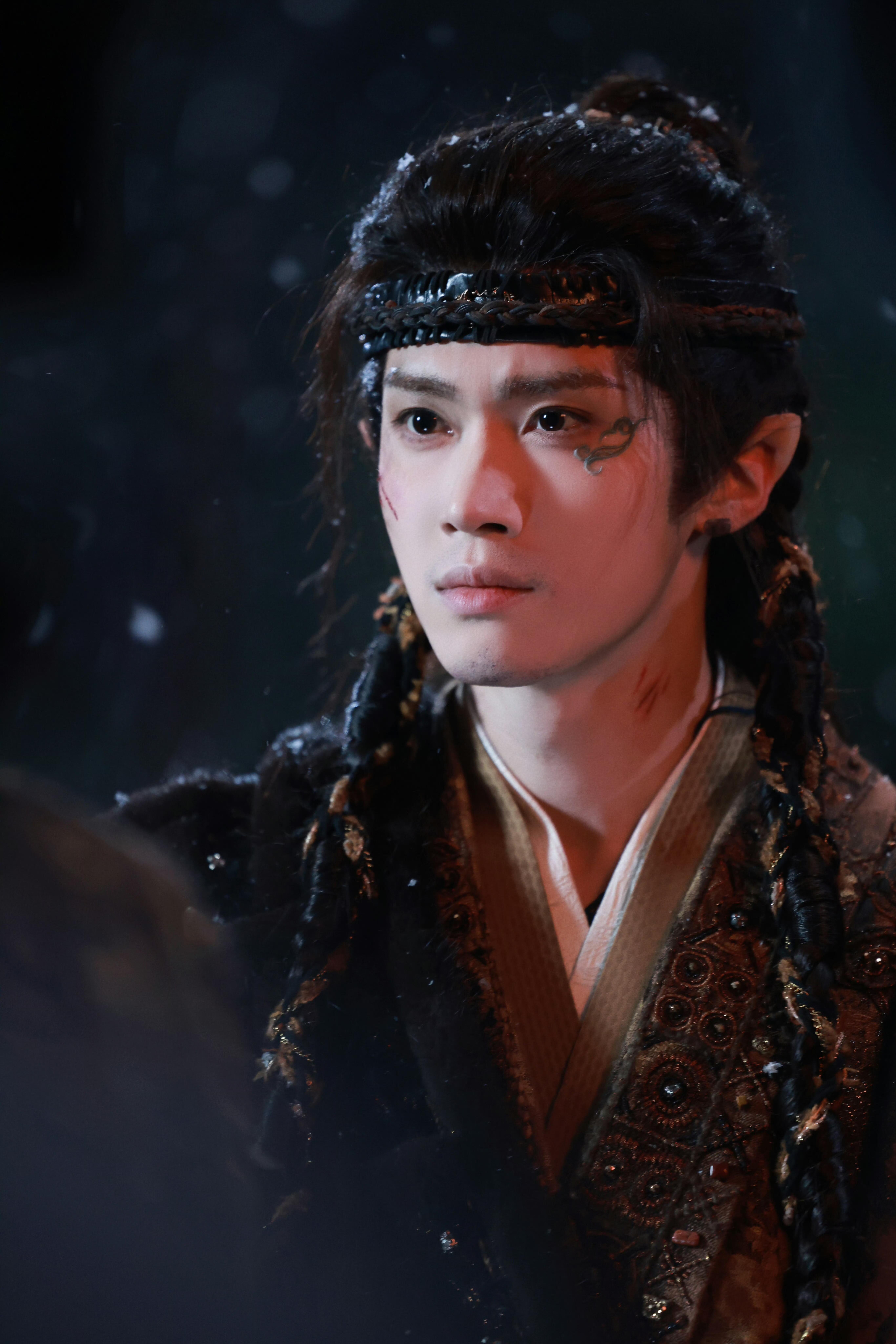 闫桉用眼神区分两个角色太绝了 清冷战神和邪魅妖怪，他靠一双眼睛就演出了两种人生，