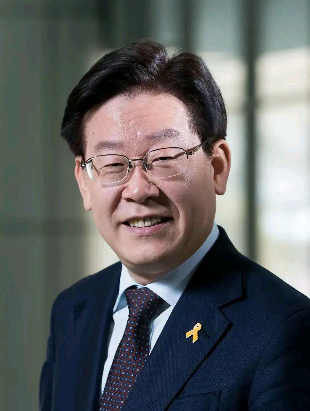 [太阳]李在明放着中国的红地毯不走，非要去美国摇头摆尾趟浑水，这下好了，这次美国