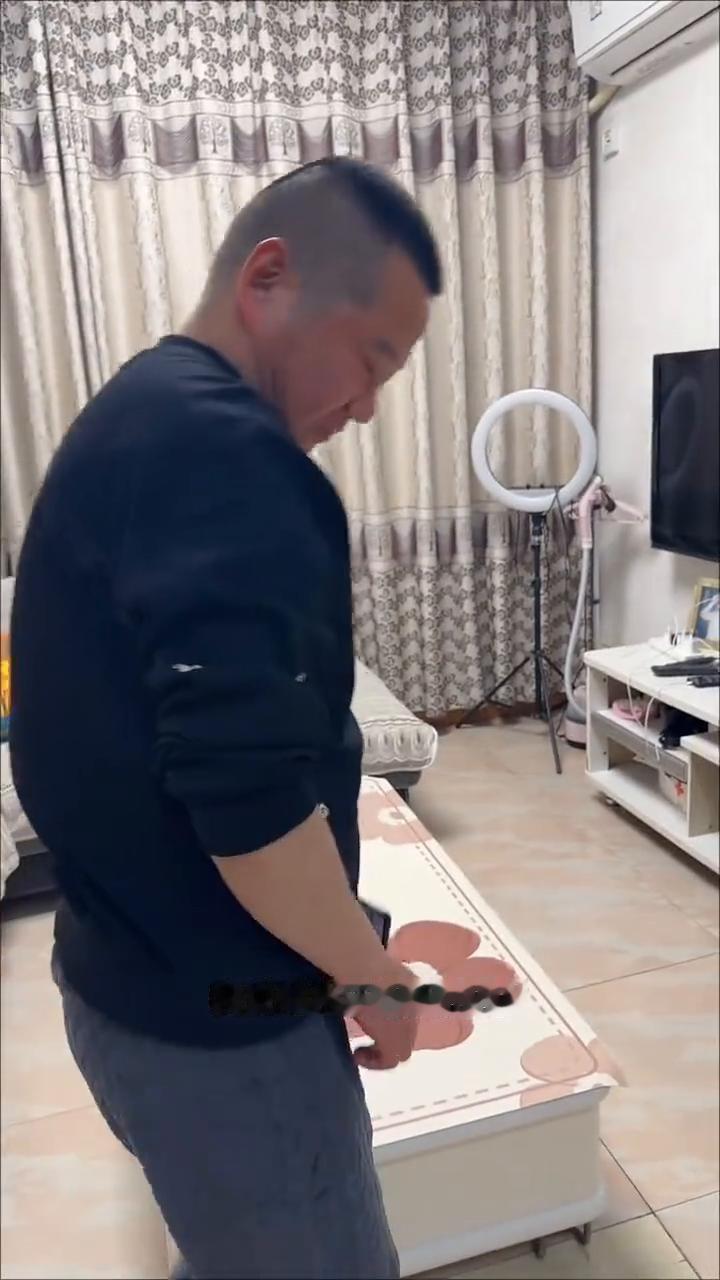 我说喊半天没反应，看美女。还盯着看，好看吗？好看吗？还放大了看，看见细节了吗？看