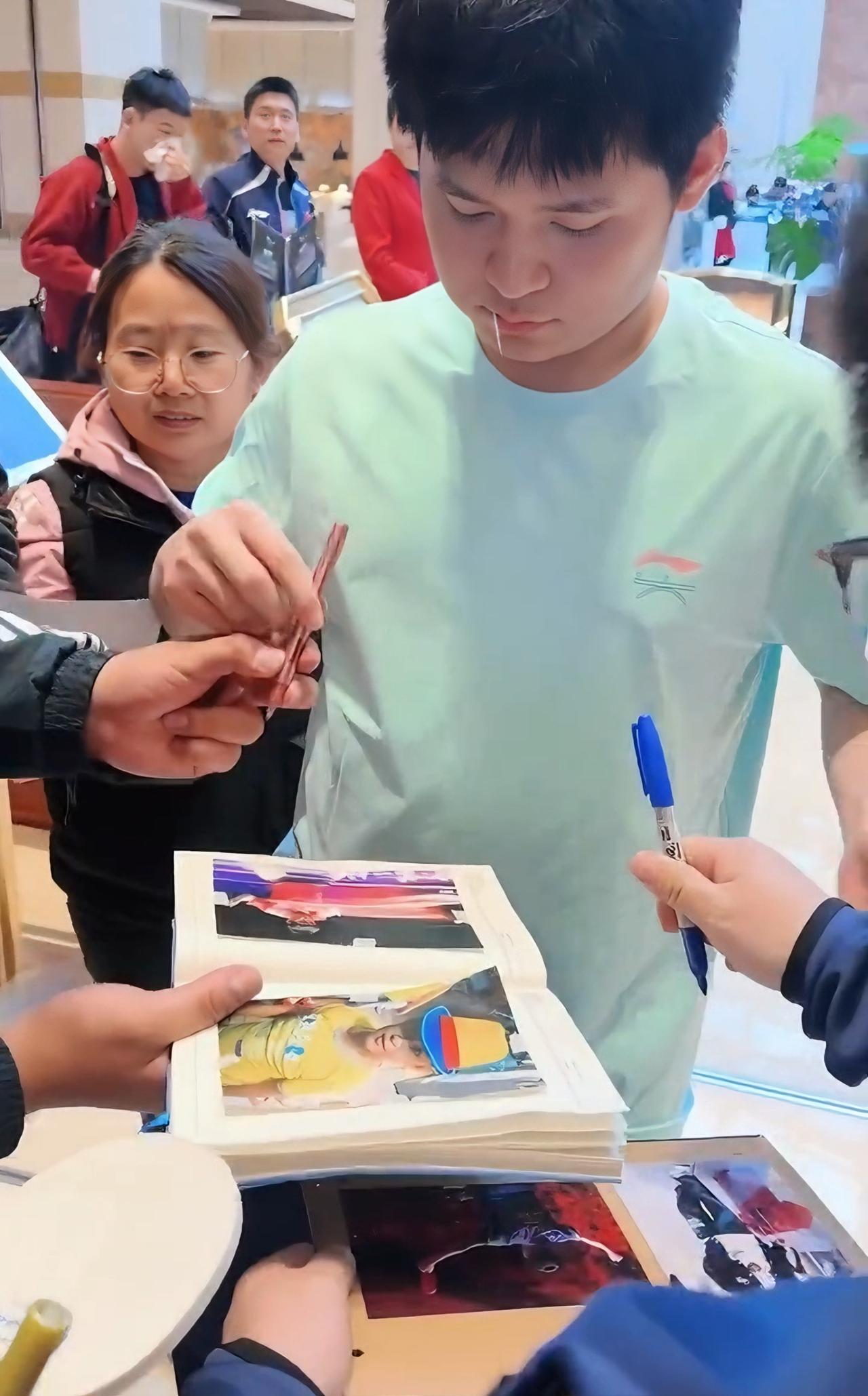 参加太原站比赛的林诗栋太可爱了，
穿着浅绿色训练服的他，
吃完饭后用牙线，
还没