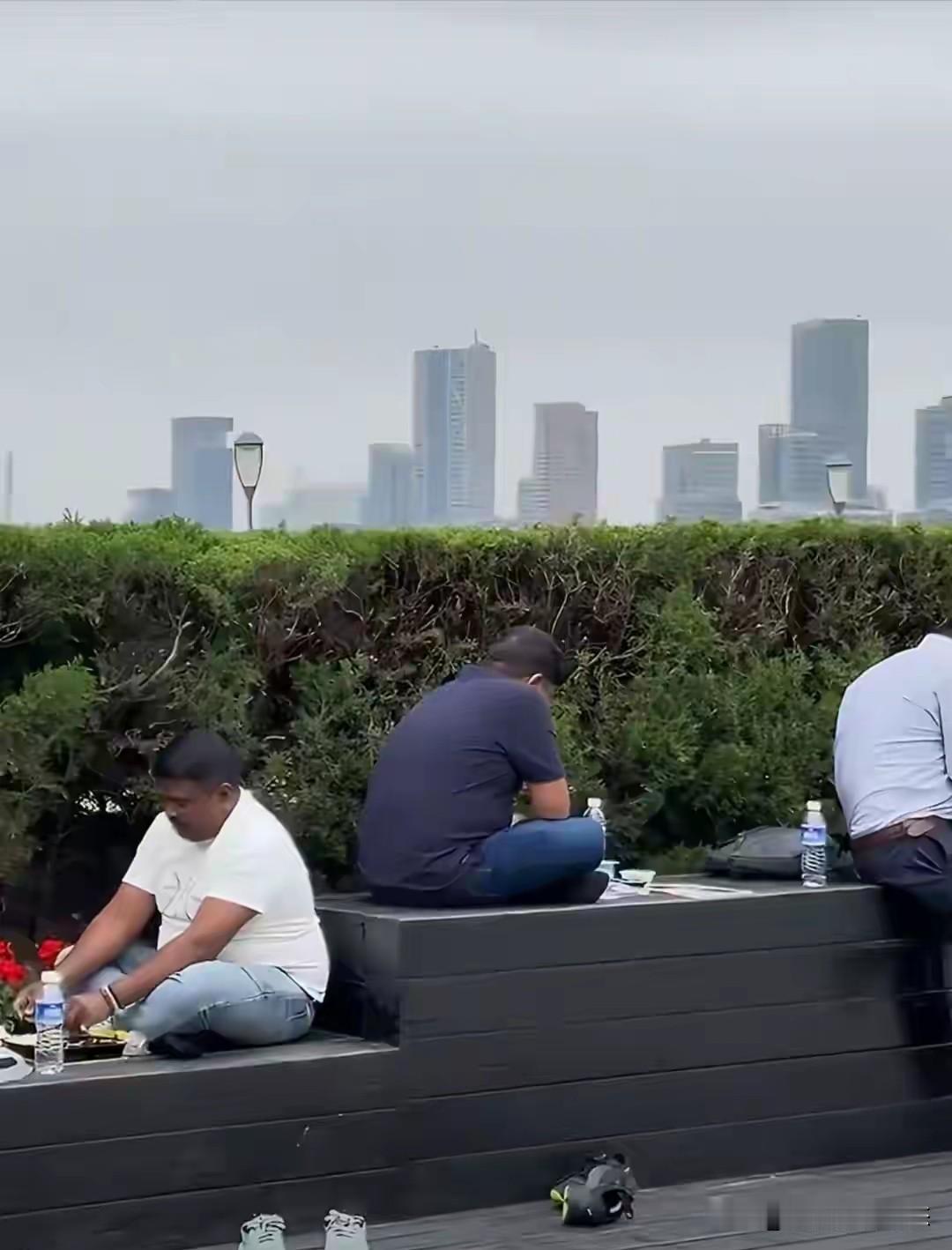 印度人在自己人眼里那可是世界第一，可在海外评价却惨不忍睹，妥妥倒数第一。
曾经印