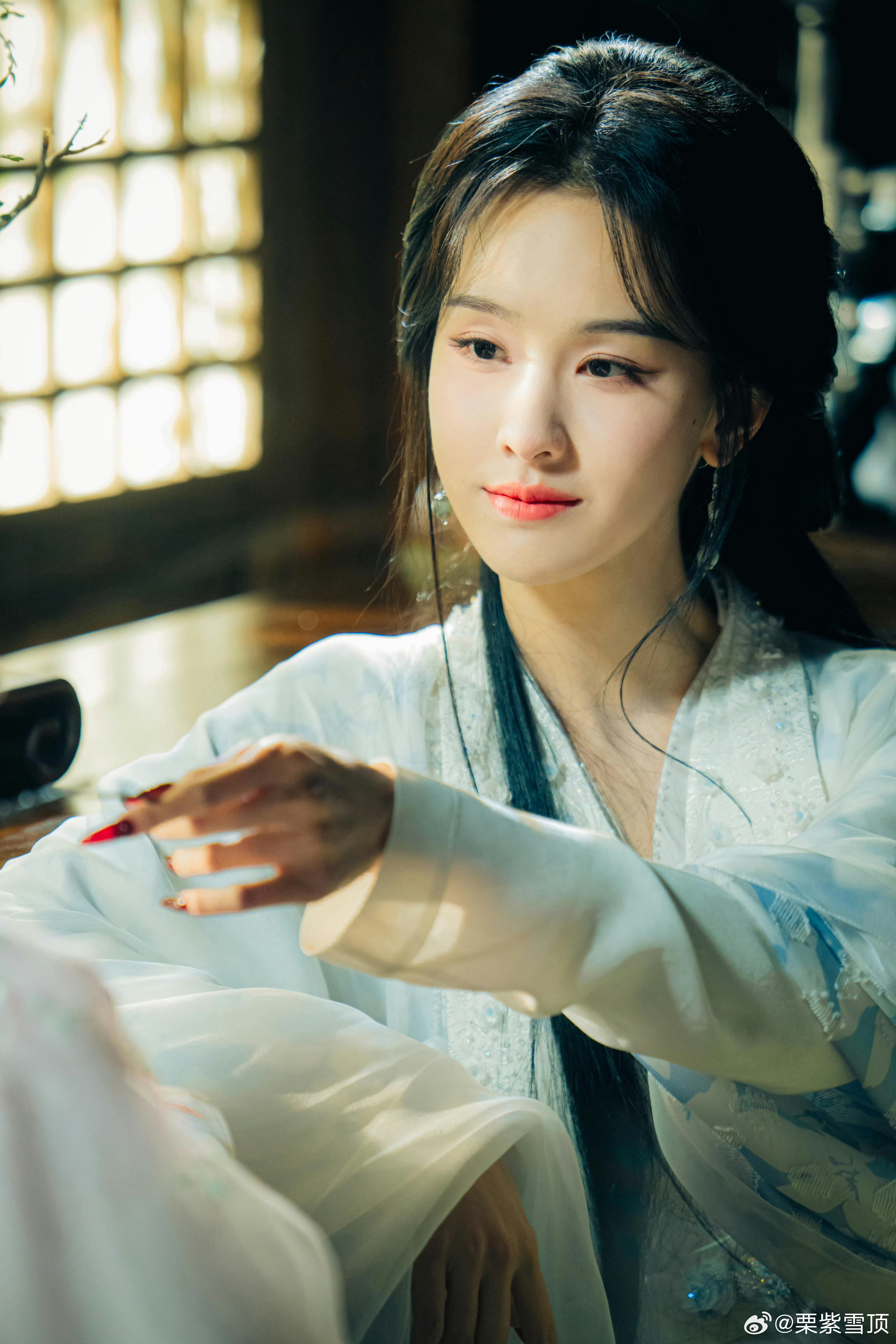 月鳞绮纪有自己的青蛇白蛇 《月鳞绮纪》有自己的双生姐妹花呀鞠婧祎、陈都灵双狐妖，