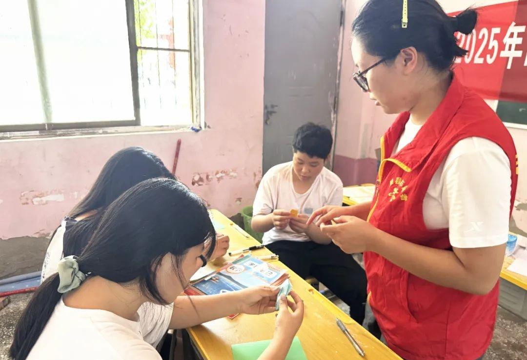 暑假娃没人带，农村爸妈最慌

大学生回来了，把村委会变成免费托儿所

河南睢县唐
