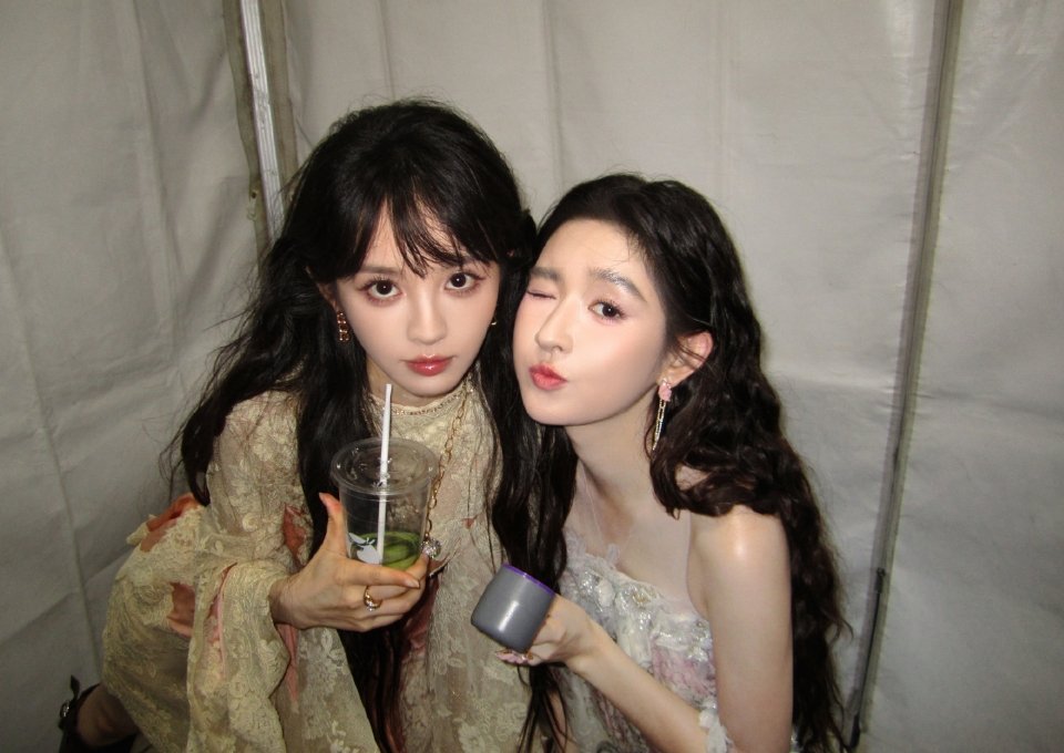 田曦薇王玉雯后台合照，养眼姐妹👭 ​​​