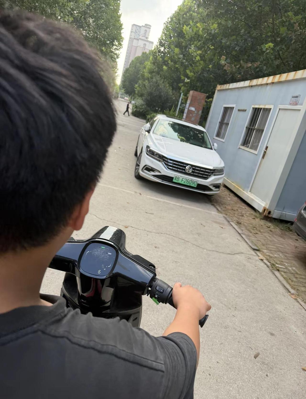 @白水鉴心. 我遇到一个男孩 他疼爱我像小孩 他包容我的脾气和敏感 他时常抽象 