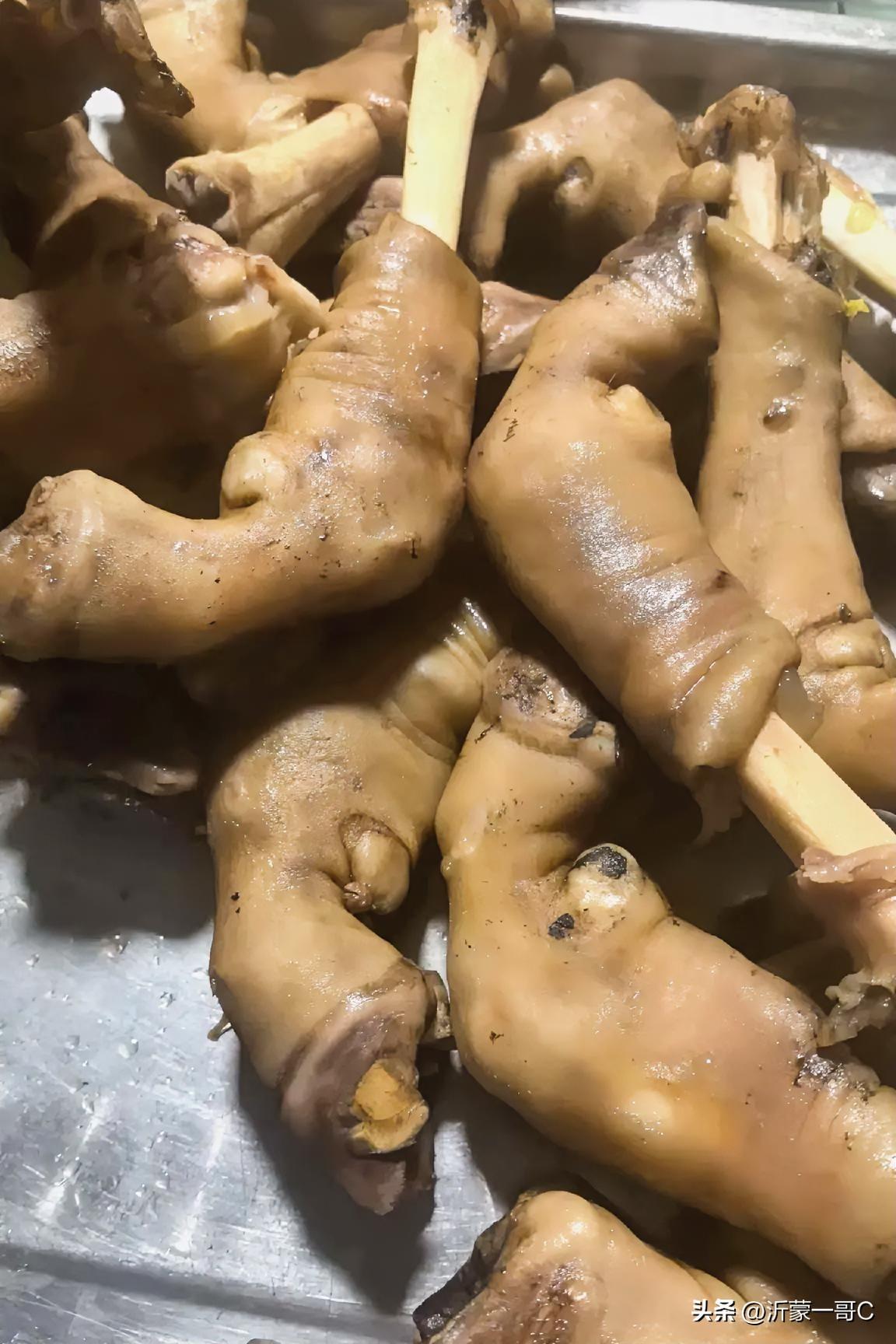 昨天赶集搞了一点我最喜欢吃的！说句实话，羊脚虽然好吃，收拾太麻烦了，全是毛，处理