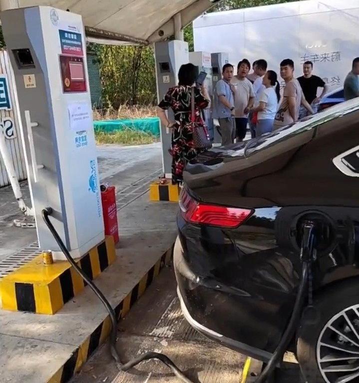 今天问了一位购买纯电某知名品牌的车主，问他在河北石家庄冬天电车实测到底能差多少?