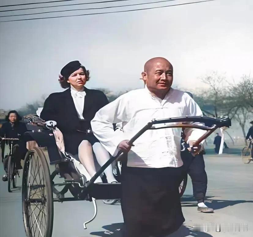 满清王爷拉洋车，其实不是什么新鲜事儿。不干活就没法生存，但很多职业清王室不允许干