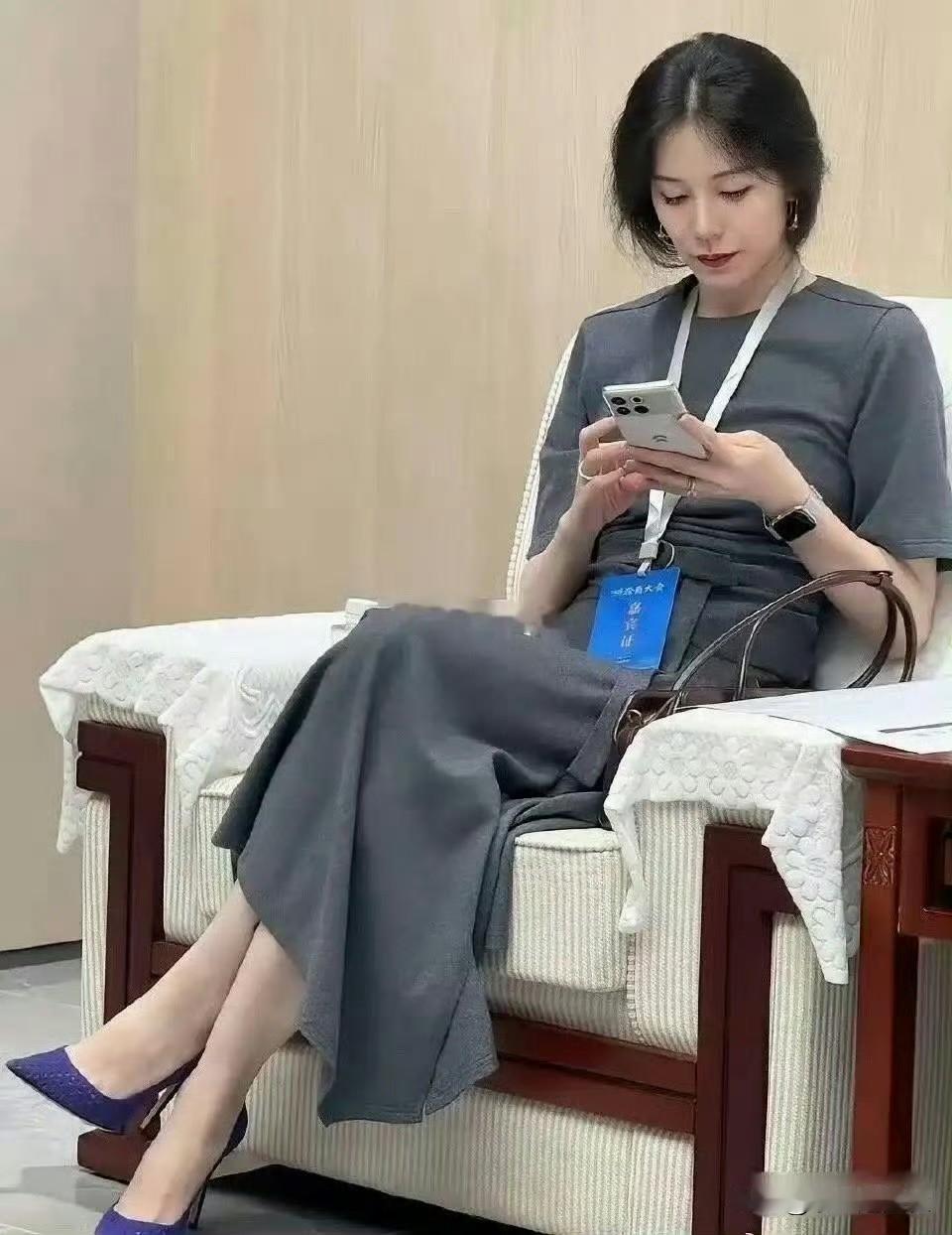 曾是央视主播，如今是蔚来家属。头衔变了，但掌控感没丢。好看是底色，有章法才是内核