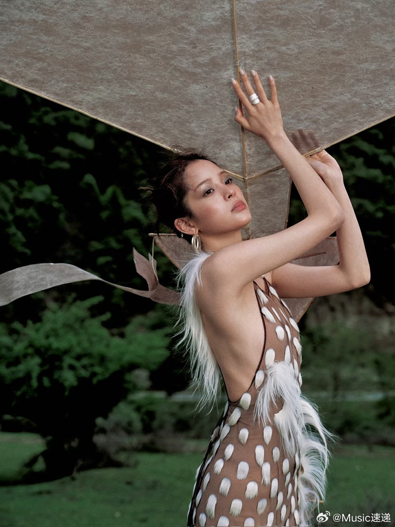 欧阳娜娜VOGUE活动造型欧阳娜娜吊带露背裙一袭吊带露背裙惊艳亮相VOGUE活动