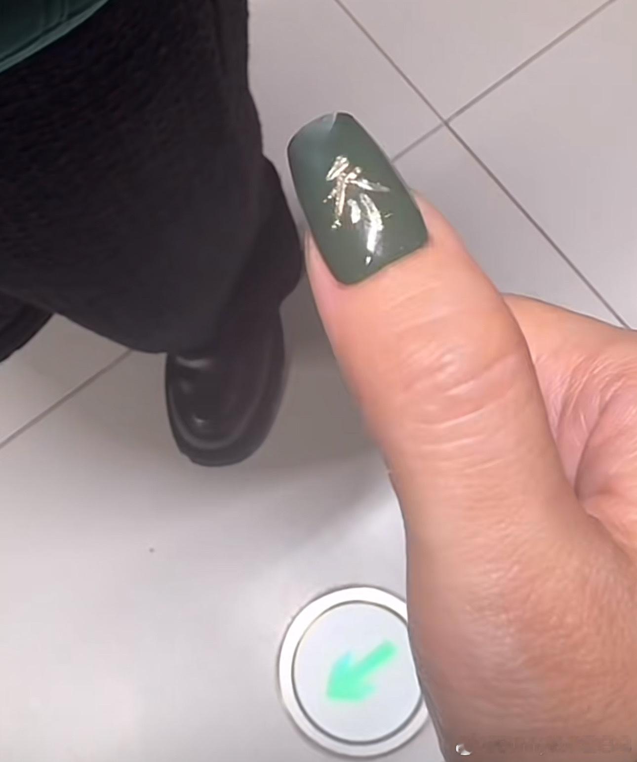 #赵丽颖做了乔妍的心事美甲#丽颖做了“乔妍的心事”美甲，还是颖宝喜欢的绿色[哇]