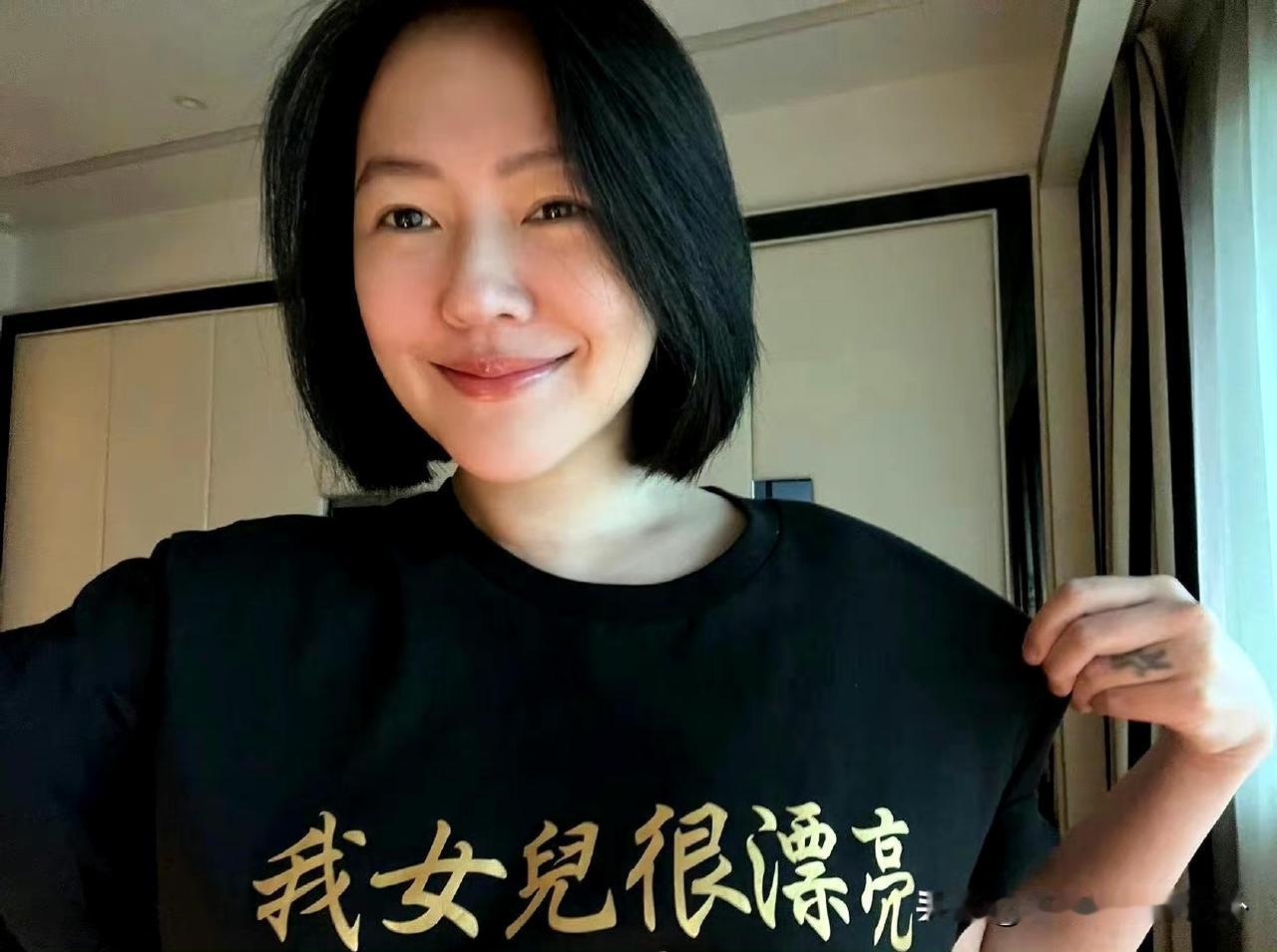【小S大女儿许俏妞小时候被网友骂丑，长大后是女大十八变，越变越好看，身材，气质都