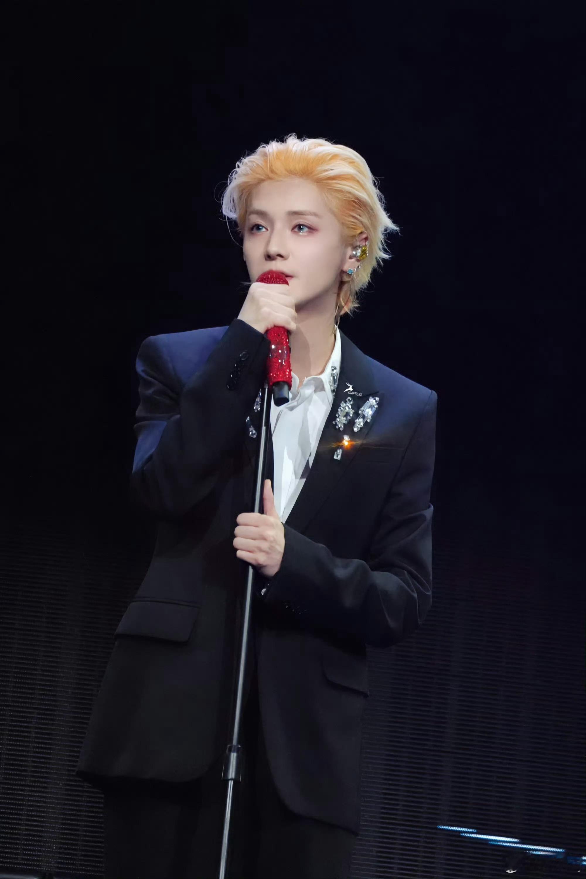 鹿晗的西装背头造型太绝了！优雅又帅气，宛如童话里的王子，搭配熟悉的歌曲旋律，瞬间