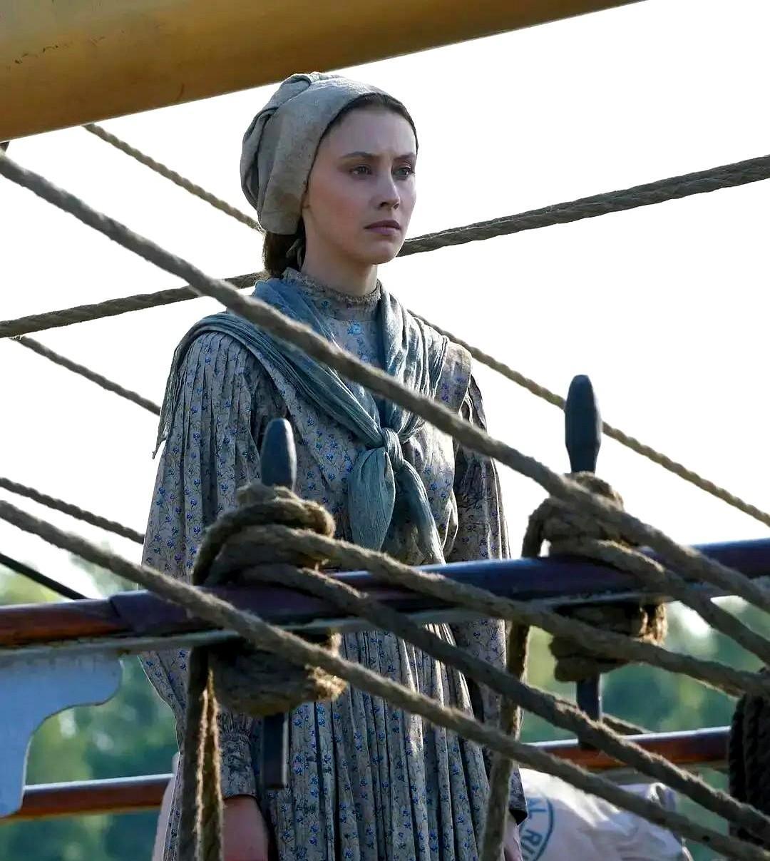 集中营的墙外，孩子们在笑。
你听不到一声惨叫。
只有修剪草坪的嗡鸣、晚宴的碰杯、