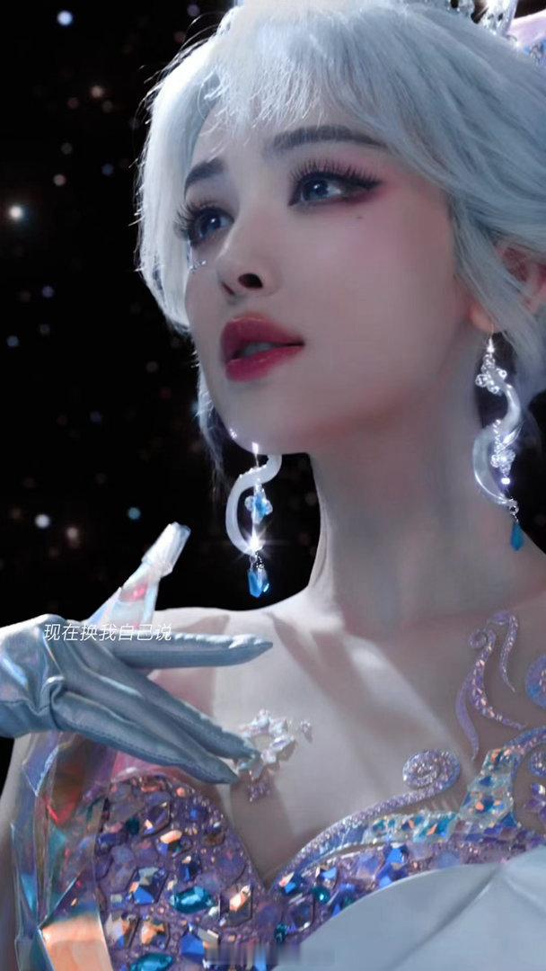 娜扎银发COS和平幻音九尾娜扎完美驾驭幻音九尾银发造型，清冷狐系氛围感十足，服饰