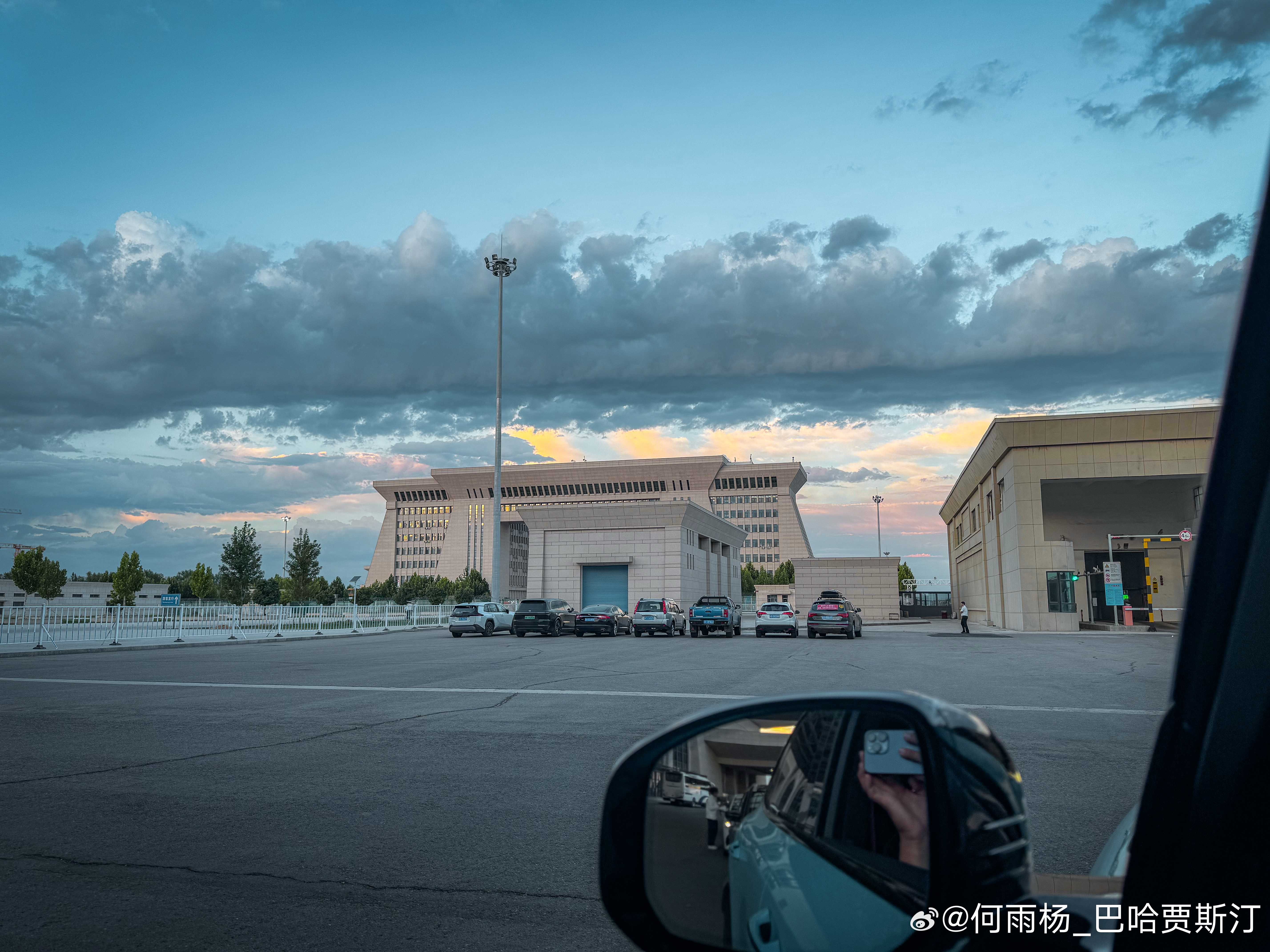 回来了，哈萨克斯坦绝对是个非常棒的国家，人很好牛肉很好吃风景很好大家开车也很守规
