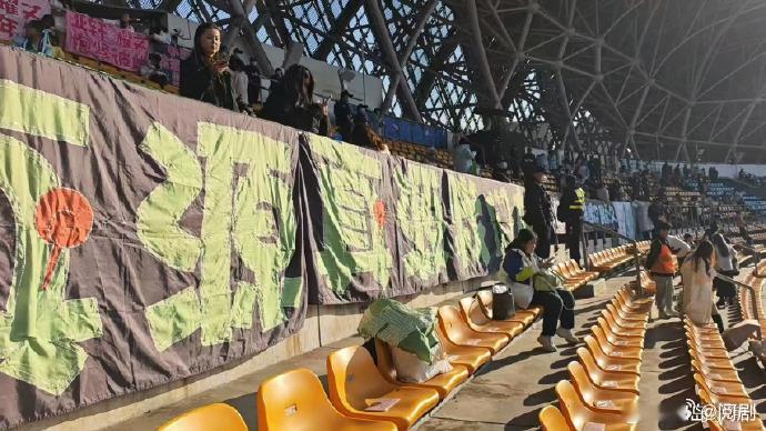 无论他站在哪里，张真源总能让整个舞台为之倾倒。每一次的表现都如此精彩，仿佛他的舞