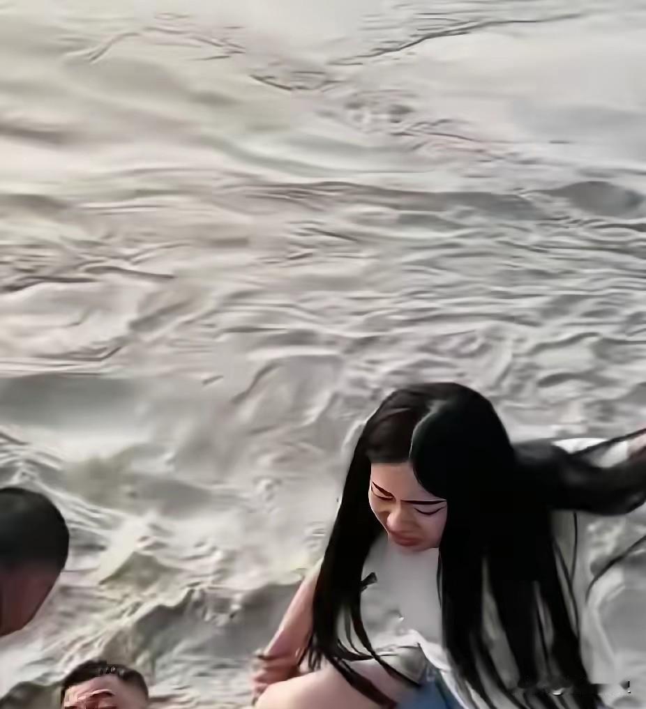 江边最动人一幕！丈夫纵身跳江救人，妻子紧随其后的举动，看哭无数人
 
一对小夫妻