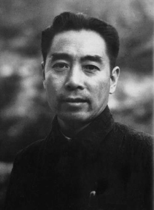 1961年，周总理在钓鱼台偶遇一个落单的少女，就问她：“你爸爸是谁？”少女说：“