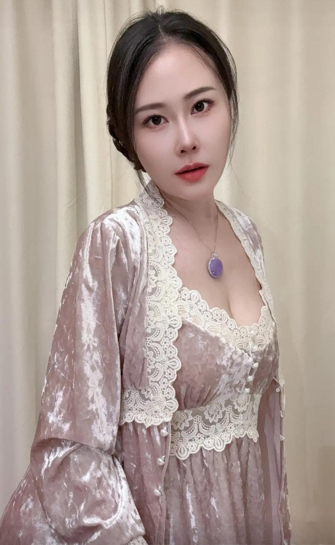 优雅复古风，紫色项链点缀，柔美蕾丝裙装，尽显女性魅力。