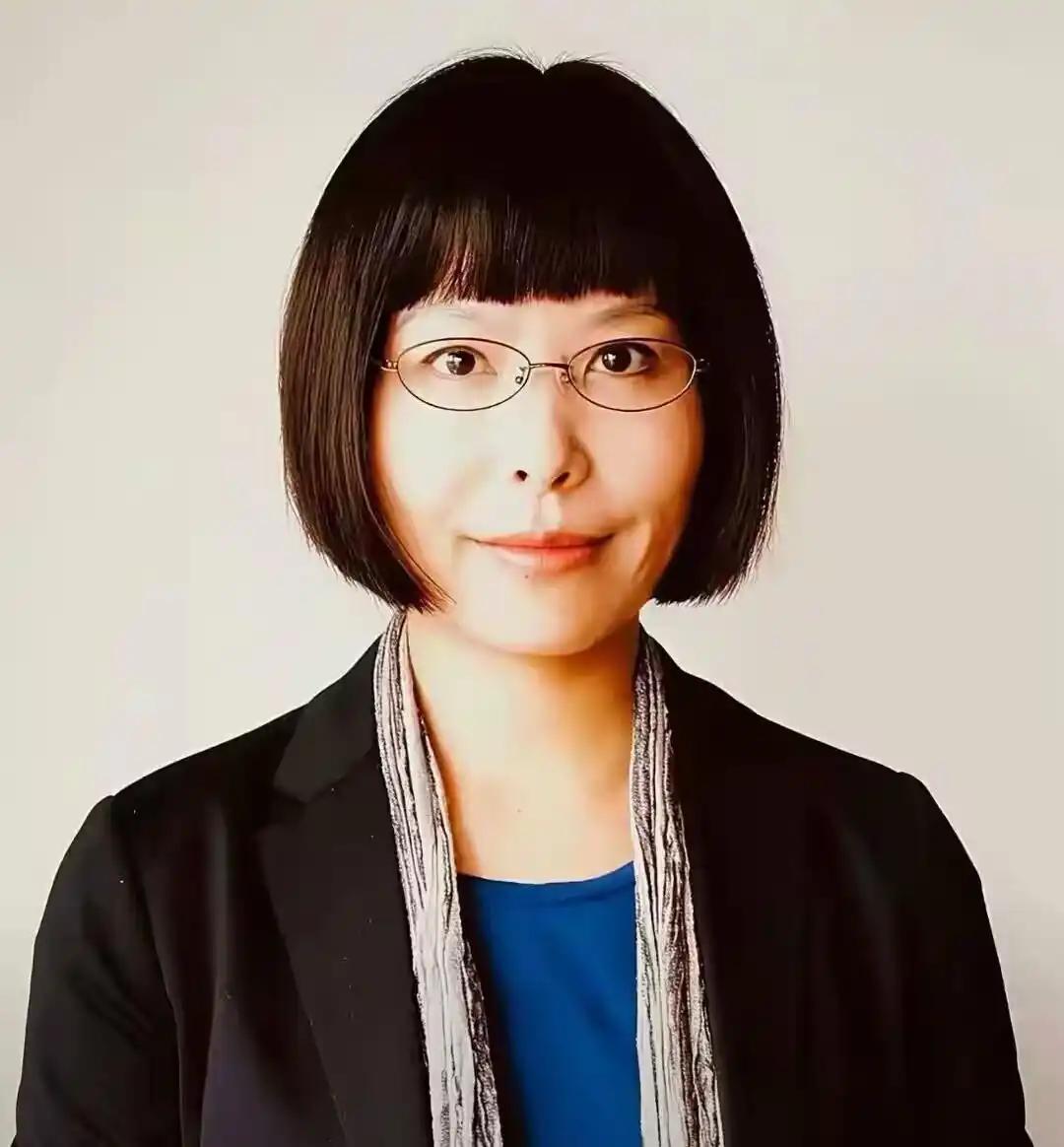 清华美院的丁荭翻车了，她画的是我们的英雄宇航员。就在不久前同样是清华美院毕业的，