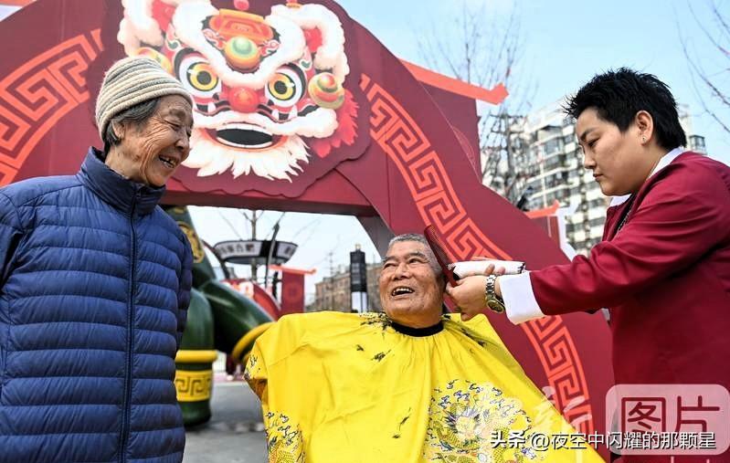 剃龙头辞旧迎新，一年鸿运好兆头