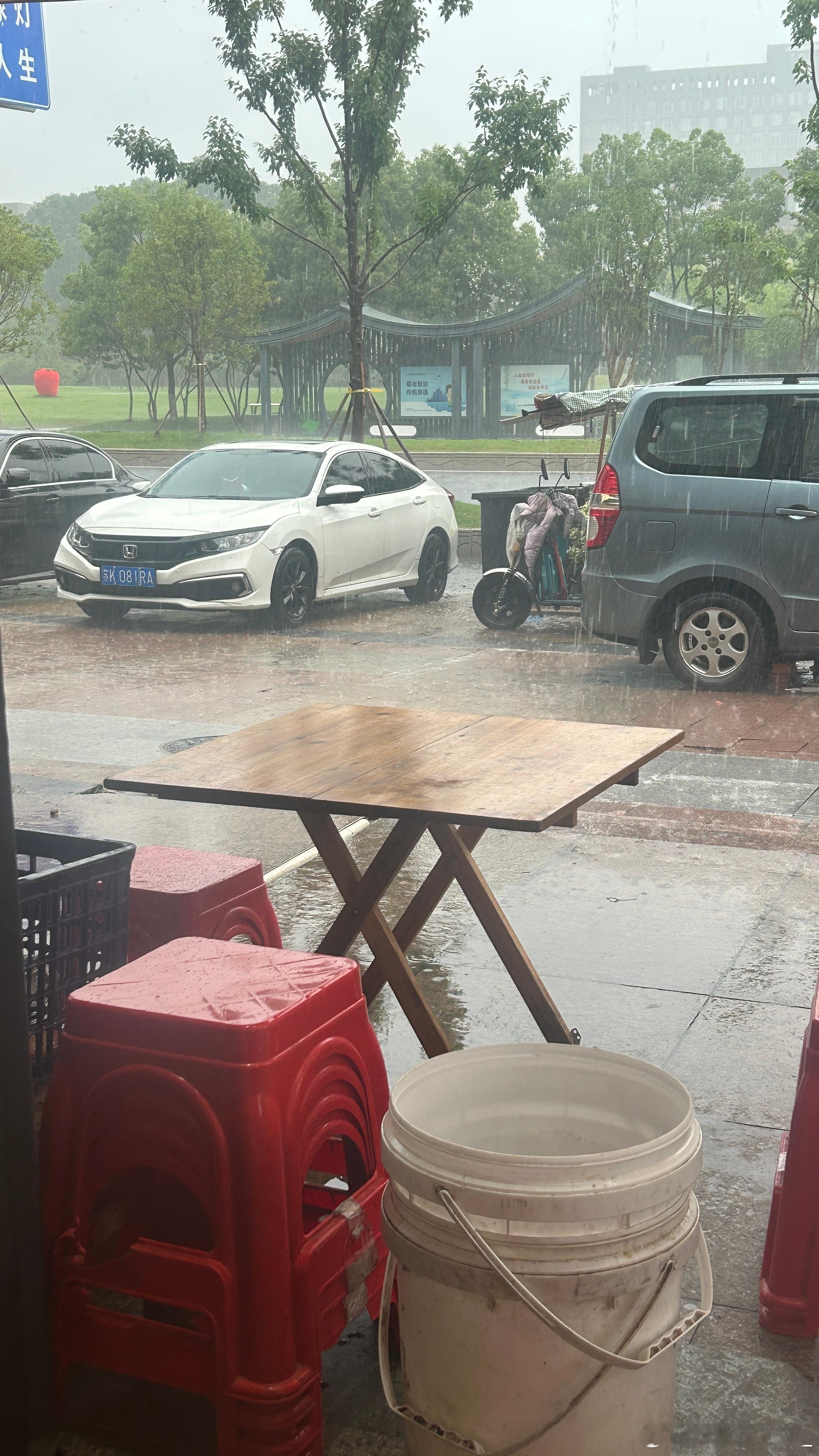下这么大的雨也要出来吃肥姨妈… 