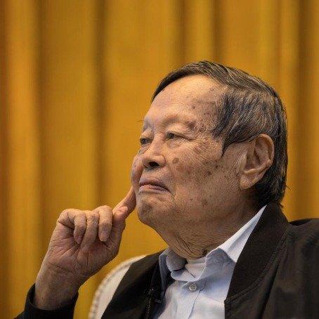 杨振宁父亲杨武之的做法堪称典范。1929年，12岁就能啃微积分的杨振宁，被父亲摁