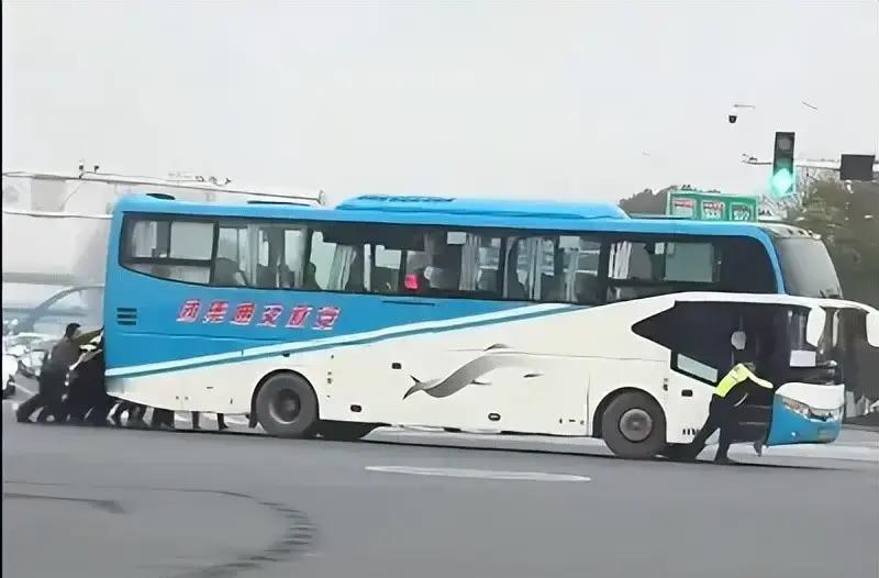 1月28日傍晚，安庆振风大道与龙眠山南路路口，一辆大客车突然抛锚死在左转道中央，