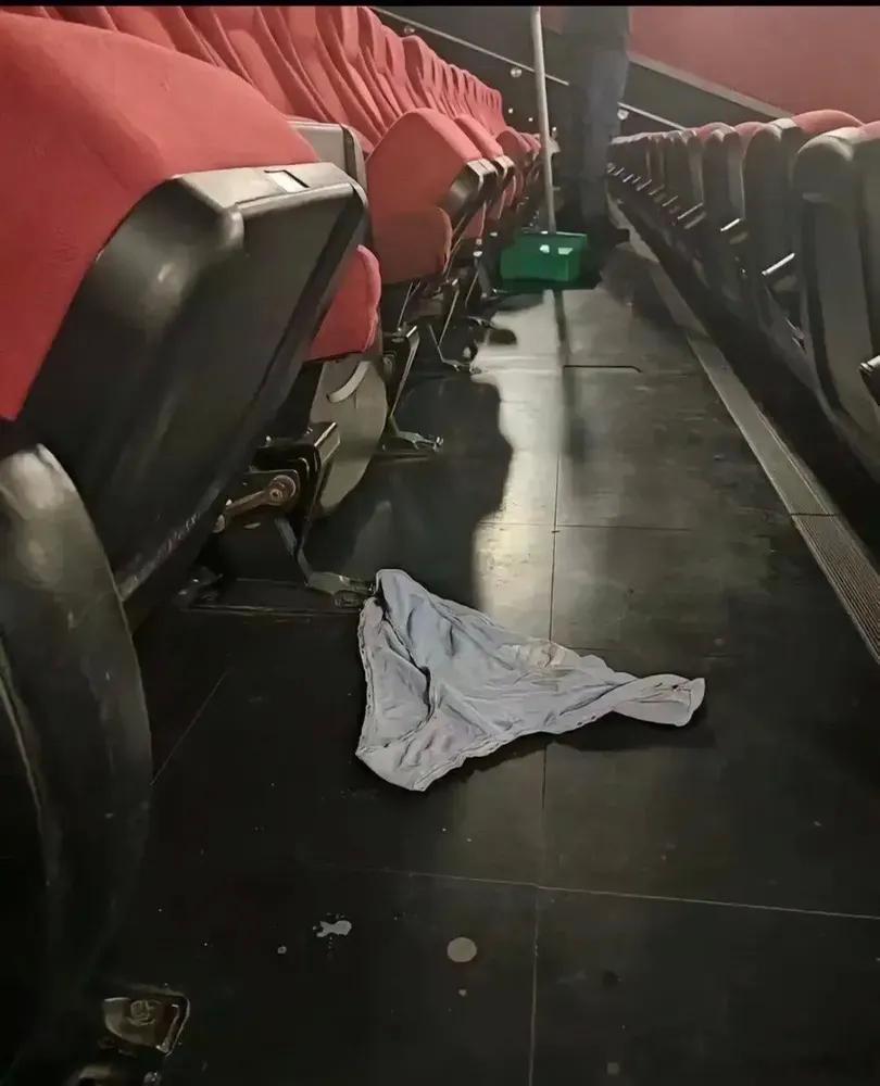 某电影院散场之后……侃爷有来中国吗？ ​​​