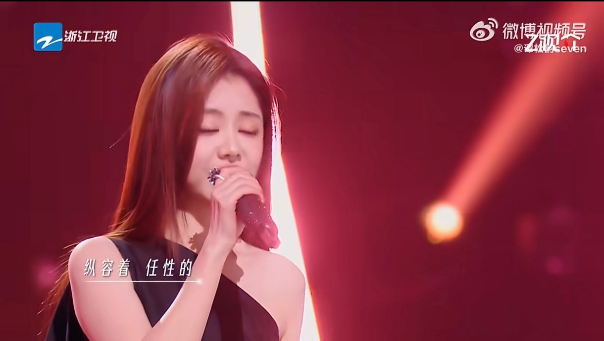 谭松韵很高兴能跟王铮亮合作谈及暗恋，谭松韵感慨这是一场内心拉扯，理智始终对抗汹涌