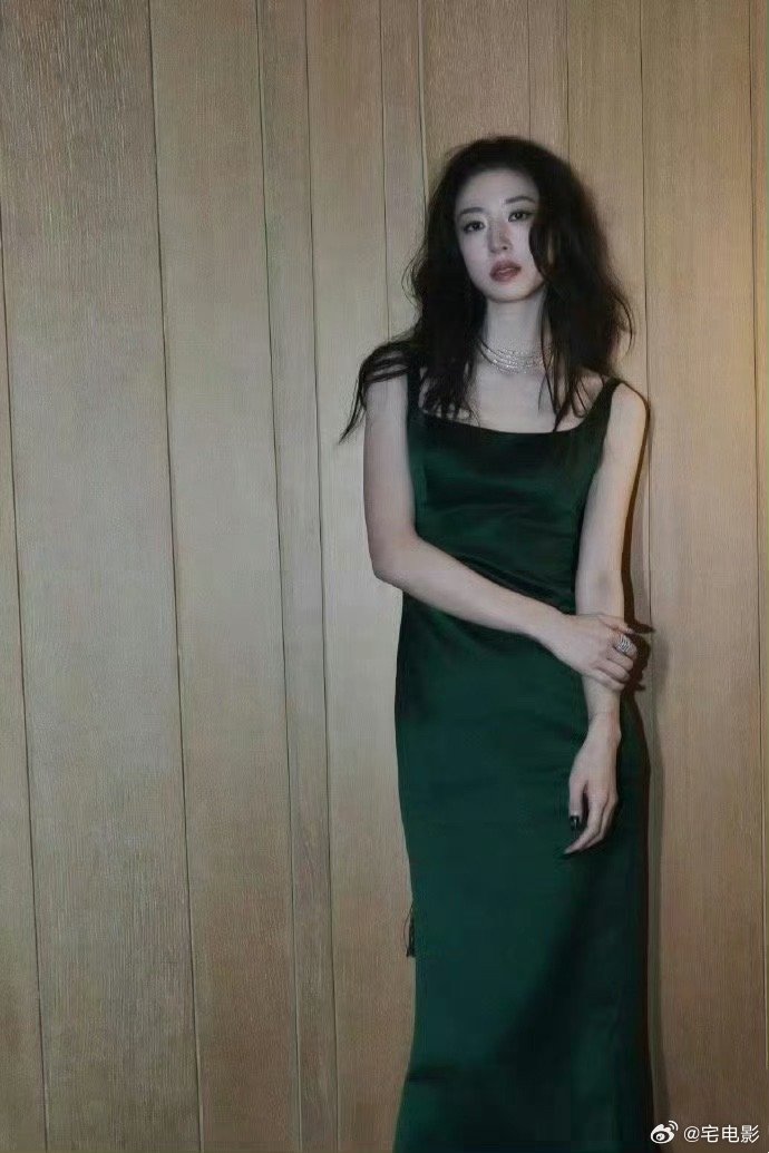 周雨彤帮张天爱领奖张天爱生病周雨彤帮忙领奖内娱友情天花板！张天爱生病缺席领奖，周