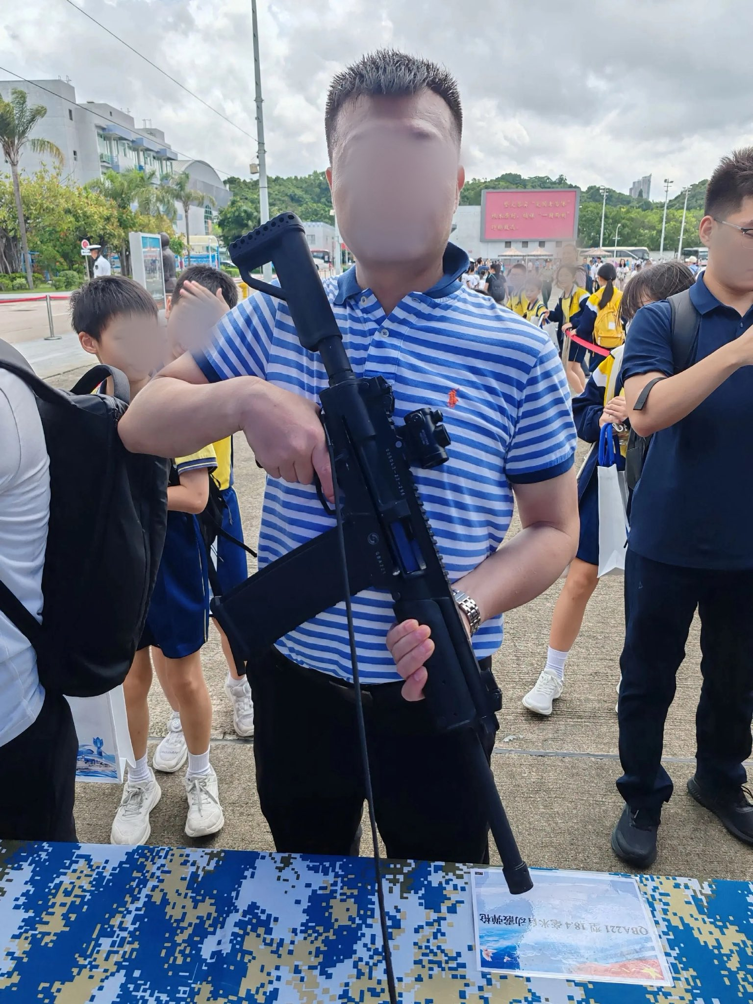 QBA221 自动霰弹枪，可以没拍到瞄的铭牌，这是公发还是淘宝款 