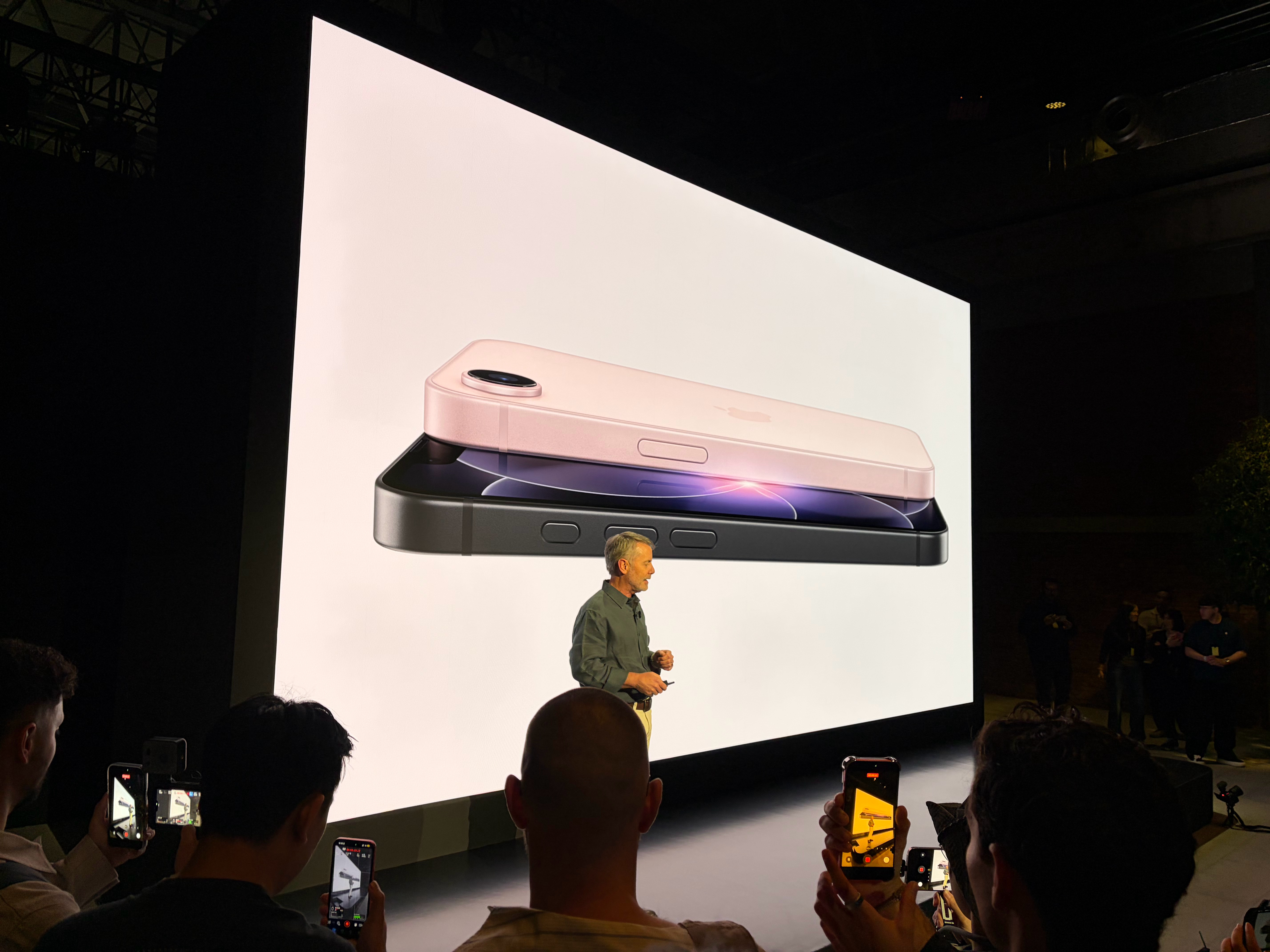 上海发布会现场已经开始了，还是有人现场讲解的，现在回顾前两天的新品 上海