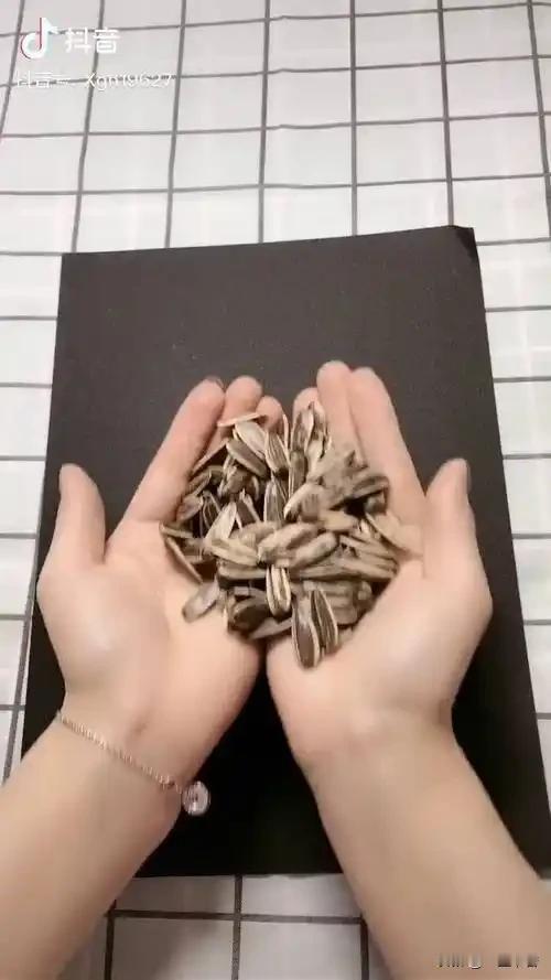 瓜子发霉了还能吃吗?

绝对不能吃，哪怕只轻微发霉、看着不严重的瓜子，也必须直接