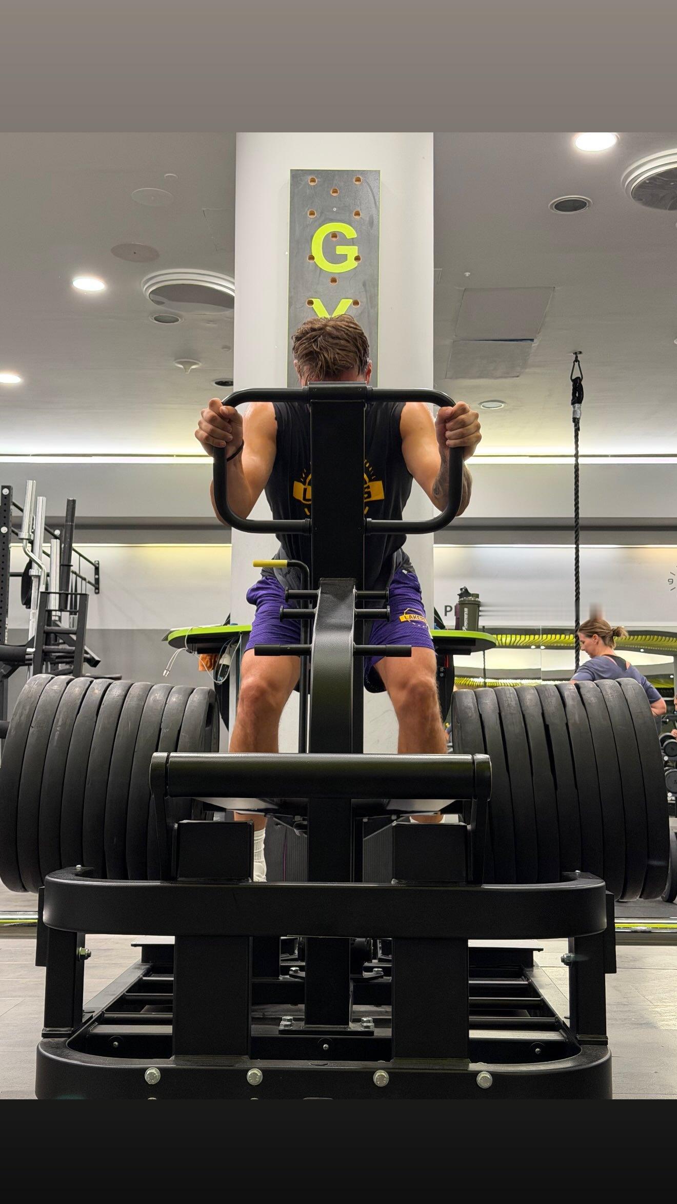 东契奇更新快拍，正在努力训练保持体态为新赛季做准备🏋️东契奇洛杉矶湖人