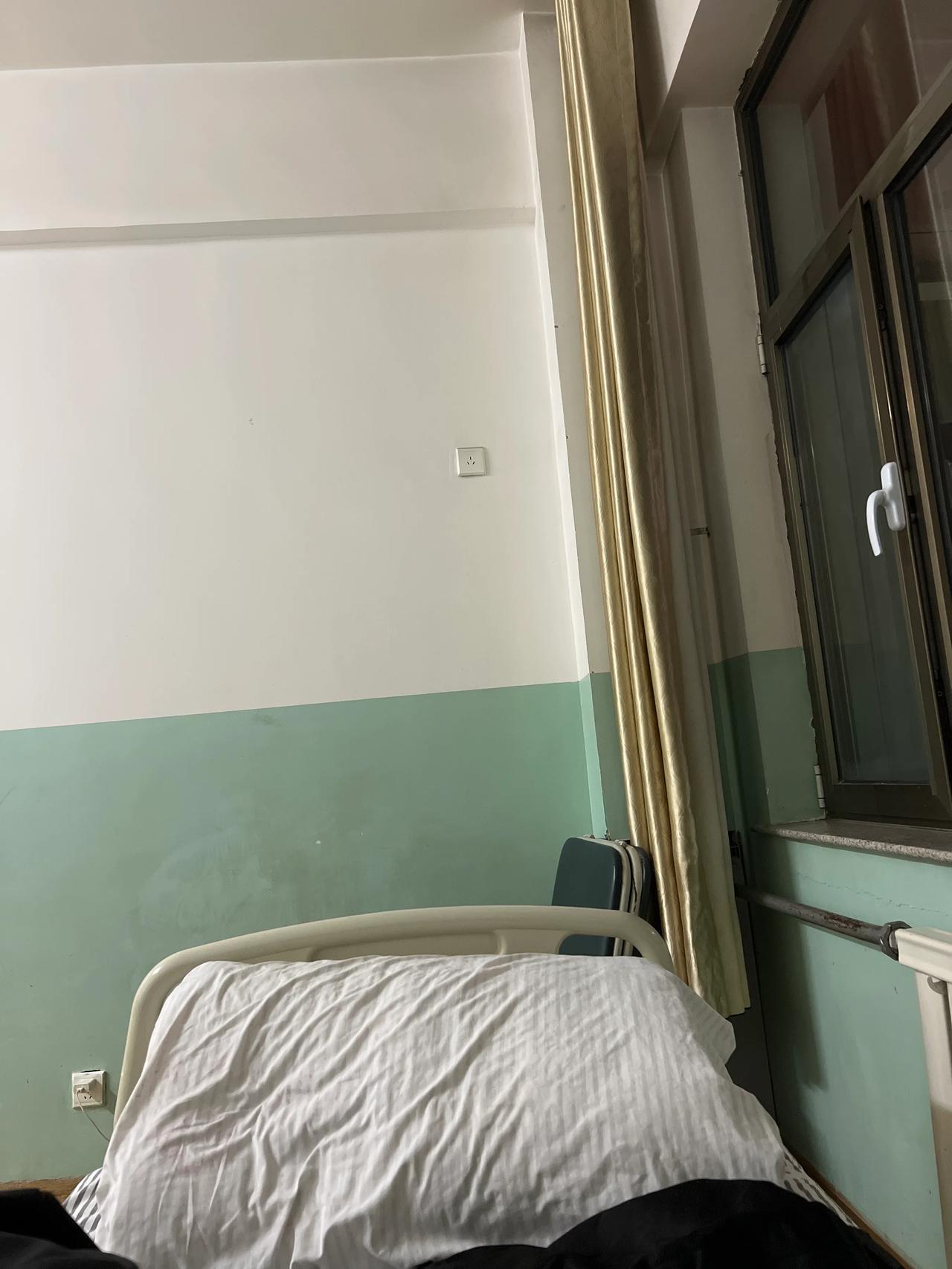 #秋日生活打卡季#病房有病房的浪漫，全身检查，好好休养一段时间，每年缴纳那么多医