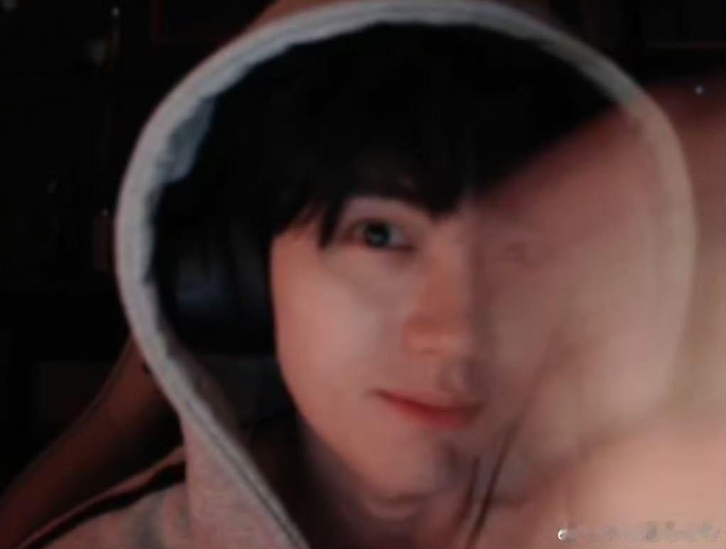 周翊然直播打游戏 下次拍个电竞现偶吧，本色出演就行。 