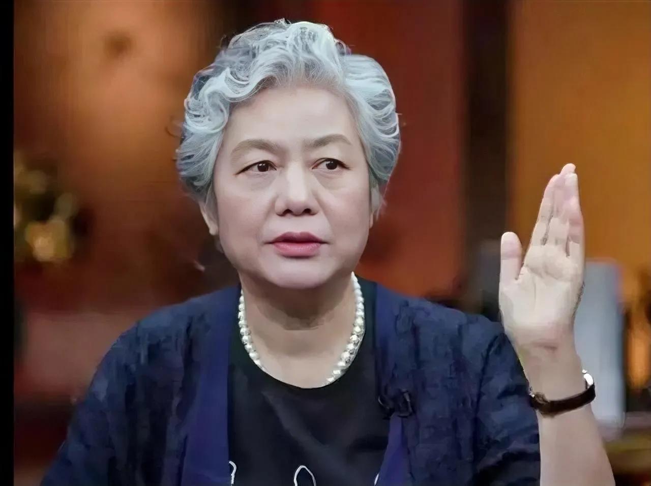 李玫瑾教授说:
如果你怕女儿早恋，就早点告诉她这些话:
当你足够出色的时候，
追