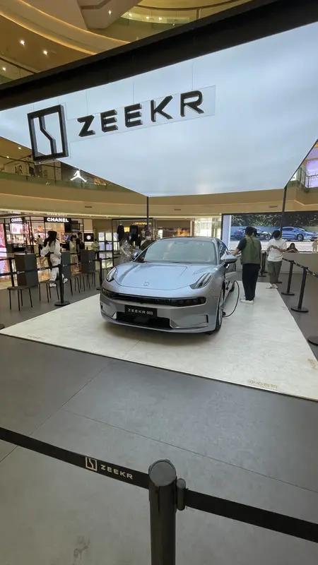 董明珠被拍到坐极氪009出行，这事儿可不简单。过去顶级企业家私人座驾多是迈巴赫这