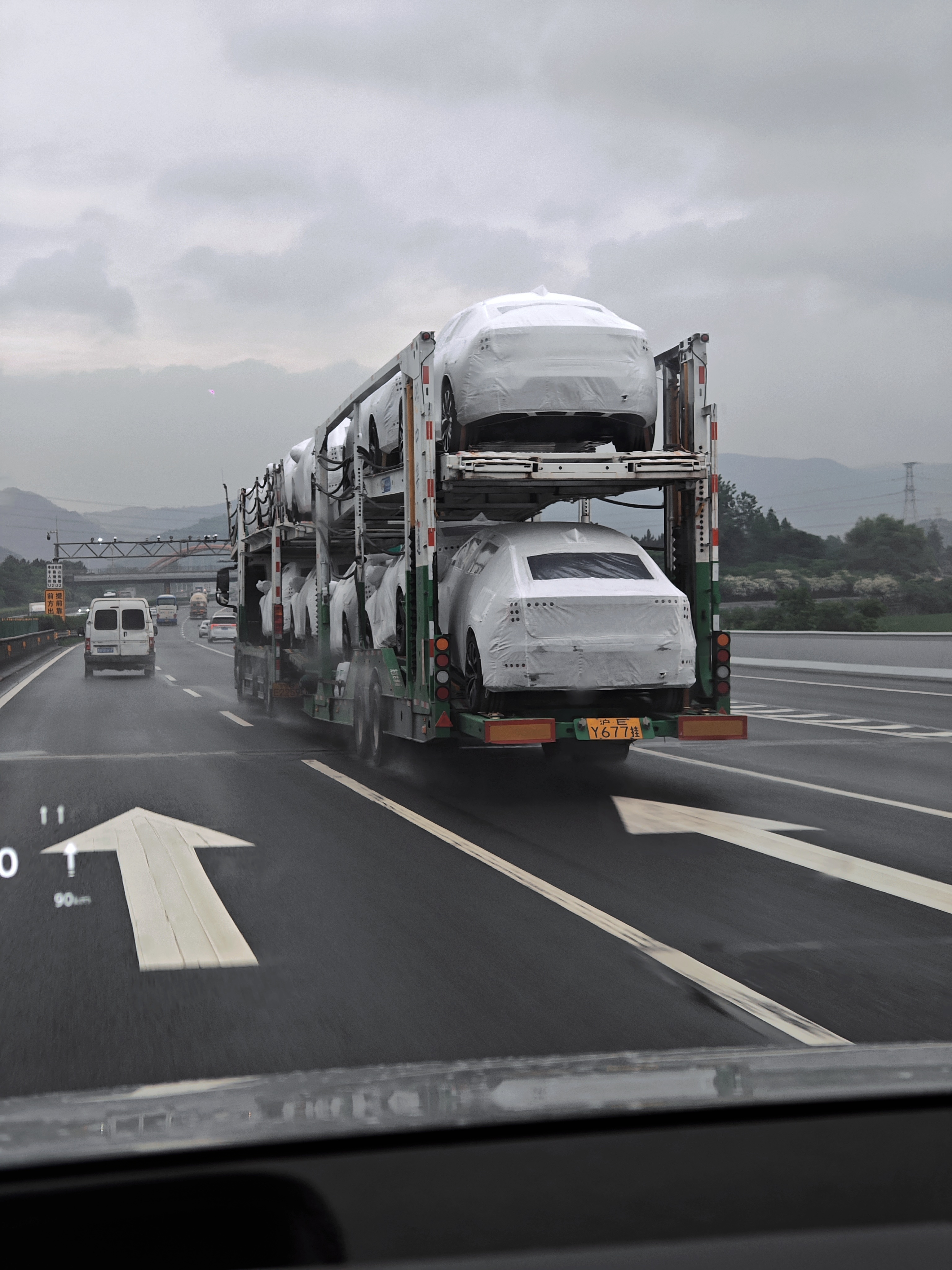 高速上拍到的，来个猜车[来] ​​​